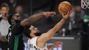 Pebasket Boston Celtics, Jaylen Brown, berebut bola dengan pebasket Toronto Raptors, Fred VanVleet, pada semifinal playoff Wilayah Timur NBA, Rabu (2/9/2020). Celtics menang dengan skor 102-99. (AP Photo/Mark J. Terrill)