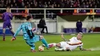 Kiper Fiorentina, Neto berebut bola dengan gelandang AS Roma Radja Nainggolan di leg pertama  16 besar Liga Europa di Stadion Artemio Franchi,Italia Jumat (13/3/2015) . Fiorentina bermain imbang 1-1 dengan AS Roma. (Reuters/Max Rossi)