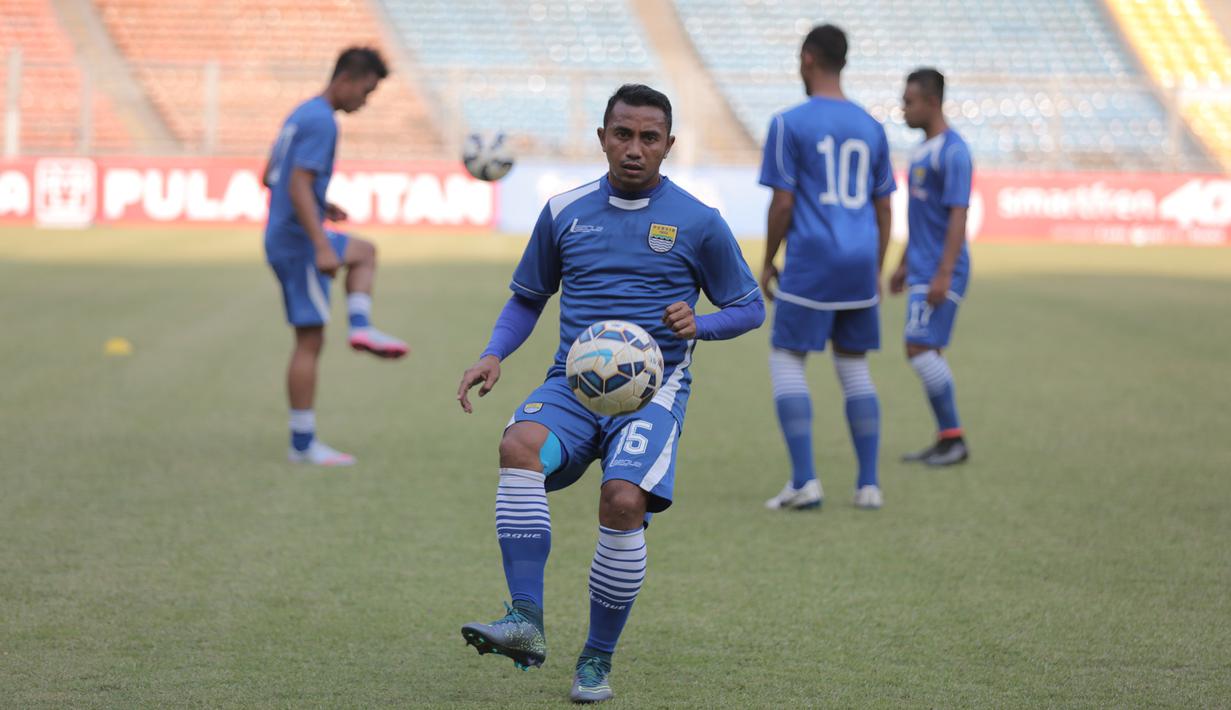 Gelandang Persib, Firman Utina mengontrol bola saat berlatih jelang laga final Piala Presiden 2015 menghadapi Sriwijaya FC di Stadion Utama Gelora Bung Karno, Jakarta, Sabtu (17/10/2015). (Bola.com/Vitalis Yogi Trisna)