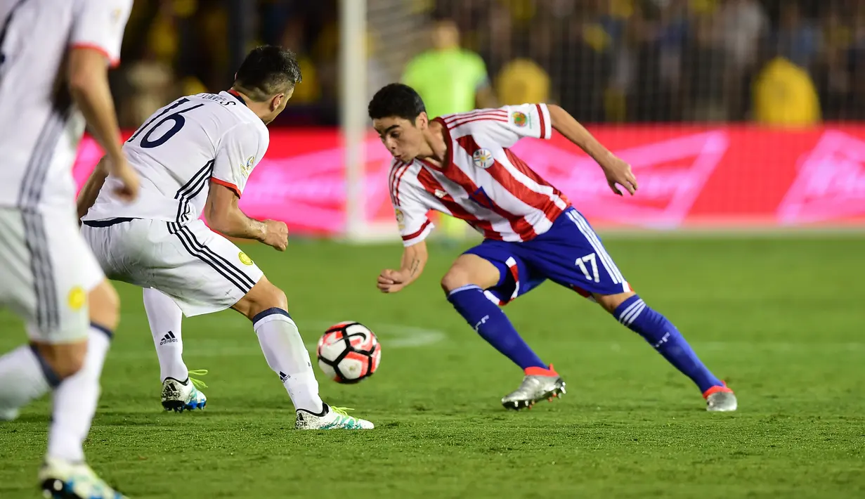 Penyerang Paraguay, Miguel Angel Almiron (kanan) berusaha melewati gelandang Kolombia, Daniel Torres pada Copa America Centenario 2016 di Stadion Rose Bowl, AS (8/6). Kolombia menang atas Paraguay dengan skor 2-1. (AFP PHOTO/Frederic J. Brown)