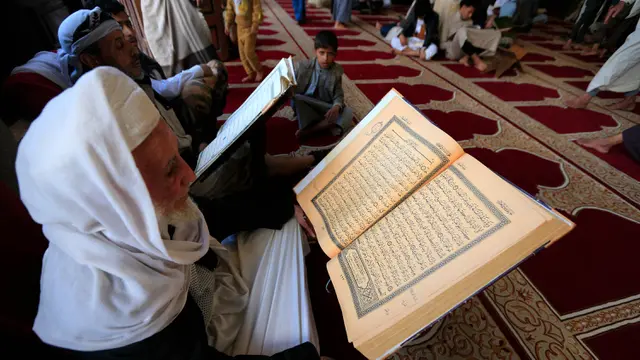 Tadarus dengan Alquran Berukuran Besar di Yaman