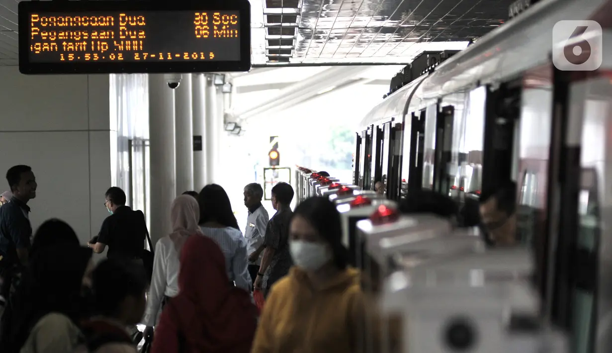 Penumpang mengakses pintu elektronik di Stasiun LRT Velodrome, Rawamangun, Jakarta, Rabu (27/11/2019). Moda transportasi massal Light Rail Transit atau LRT Jakarta akan beroperasi komersial per 1 Desember 2019 dengan tarif yang ditetapkan Rp5.000 untuk sekali perjalanan. (merdeka.com/Iqbal Nugroho)