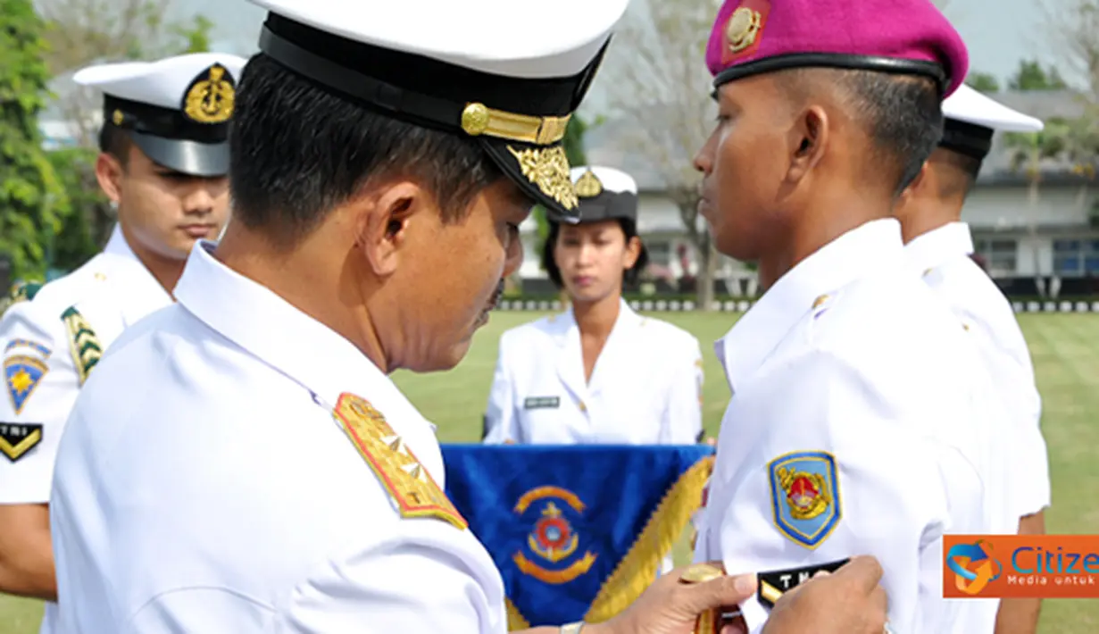 Citizen6, Surabaya: Dankobangdikal Laksda TNI Sadiman meluluskan tiga Komando Pendidikan dilingkungan Kobangdikal secara bersama-sama sebanyak 339 siswa pada, Selasa (5/7). (Pengirim: Penkobangdikal)