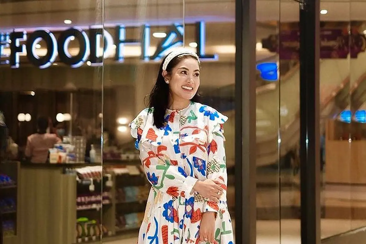 Inspirasi Gaya Nindy Ayunda yang Percaya Diri Kenakan Outfit Bermotif Playful