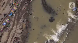 Foto udara menunjukkan wisatawan berenang di aliran sungai Cipamingkis Kecamatan Sukamakmur, kabupaten Bogor, Jawa Barat, Kamis (5/5/2022). Warga memanfaatkan aliran sungai tersebut sebagai sarana hiburan Hari Raya Idul Fitri 1443 Hijriah. (merdeka.com/Imam Buhori)
