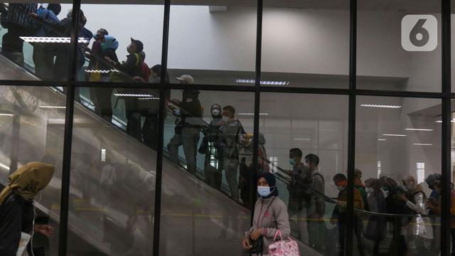 Kepadatan Penumpang KRL Commuter Line di Stasiun Manggarai Pada Sore Hari