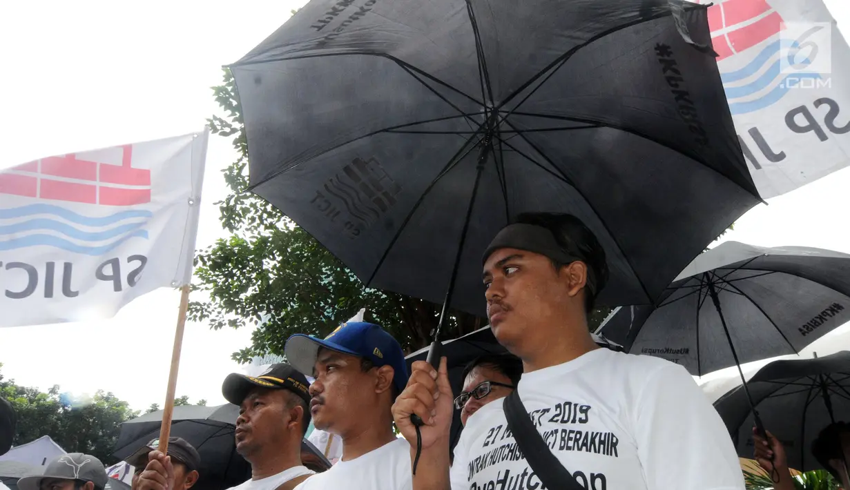 Pekerja dari Serikat Pekerja PT Jakarta International Container Terminal (SP JICT) dan Federasi Pekerja Pelabuhan Indonesia (FPPI) saat melakukan aksi unjuk rasa di depan Gedung KPK,Jakarta, Selasa (12/3). (merdeka.com/Dwi Narwoko)
