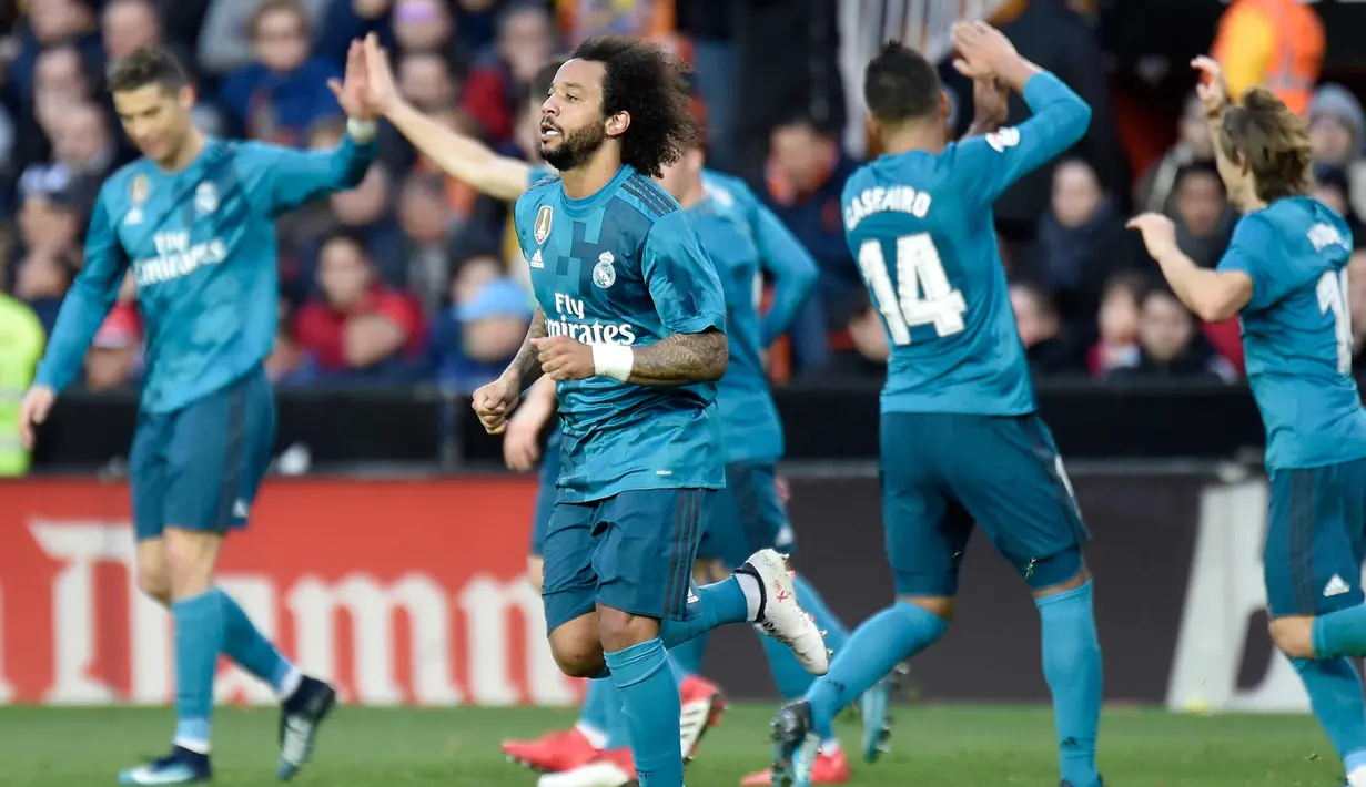 Bek Real Madrid, Marcelo melakukan selebrasi usai mencetak gol ke gawang Valencia saat bertanding pada lanjutan La Liga Spanyol di stadion Mestalla, (27/1). Real Madrid menang 4-1. (AFP Photo/Jose Jordan)
