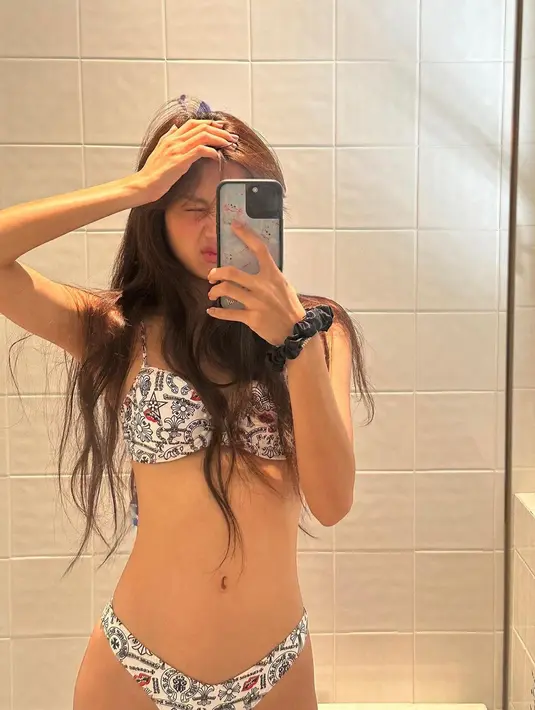 Melengkapi tampilannya, Lisa kenakan beberapa aksesori mahal dari Celine. Seperti jam tangan seharga Rp105jutaan hingga anting seharga Rp7jutaan [@lalalalisa_m]