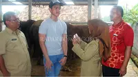 Kaesang Pangarep menemui peternak sapi di Dusun Pilanggot, Desa Wonokromo, Kecamatan Tikung, Lamongan, Jawa Timur, tanpa pegawalan ketat dari Paspampres. (Radar Bojonegoro/Jawa Pos Group)