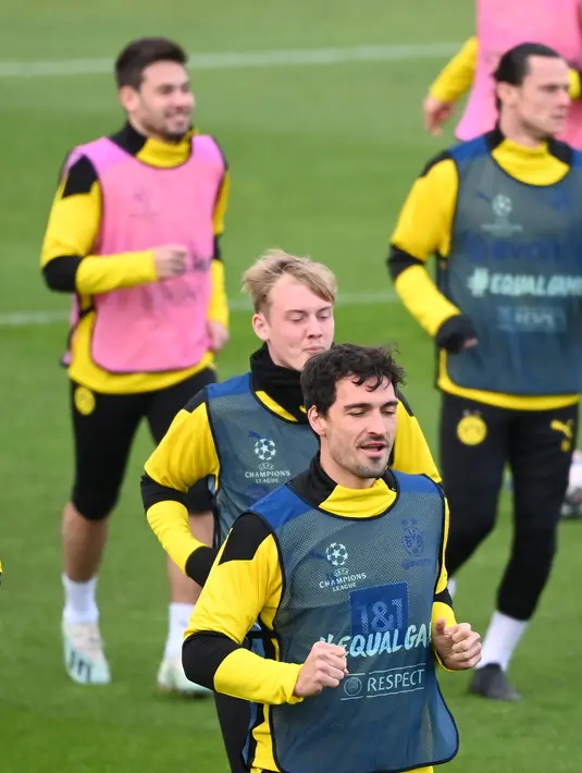 Bek Borussia Dortmund, Mats Hummels menghadiri sesi latihan sebelum pertandingan leg kedua perempat final Liga Champions antara di Dortmund, Jerman, Selasa (13/4/2021).  Borussia Dortmund akan menjamu Manchester City pada Kamis, 15 April 2021 dini hari WIB. (Ina Fassbender / AFP)