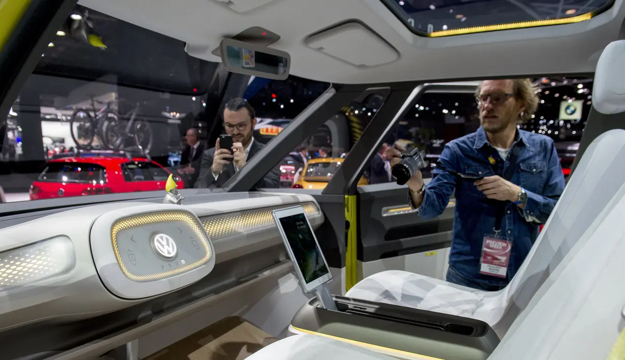 Pengunjung melihat interior Volkswagen I.D. Buzz di North American International Auto Show (NAIAS) di Detroit, Michigan, AS, (9/1). Volkswagen I.D. Buzz merupakan penerus dari Volkswagen Combi terdahulu. (AFP Photo/Saul Loeb)