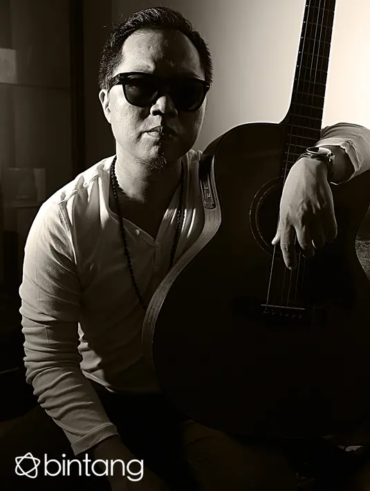 “Karena cinta dan kasih sayang sangat diperlukan. Cinta itu maknanya dalem. Di kehidupan ini kalo nggak ada cinta ya nggak ada maknanya. Dasar dari segala aspek di kehidupan ini ya cinta dan kasih sayang.” jelas Sandhy. (Nurwahyunan/Bintang.com)