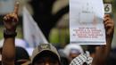 Umat Islam melakukan demonstrasi yang bertajuk 'Aksi Bela Alquran' di depan Kedutaan Besar (Kedubes) Swedia di Kuningan, Jakarta Selatan, Senin (30/1/2023). Dengan membentangkan sejumlah bendera, spanduk, pengunjuk rasa bergantian melakukan orasi. (Liputan6.com/Herman Zakharia)