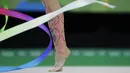 Kaki seorang pesenam Ritmik dari Rusia yang penuh warna pada final di Olympic Arena, Rio de Janeiro, Brasil. (AP/Rebecca Blackwell)