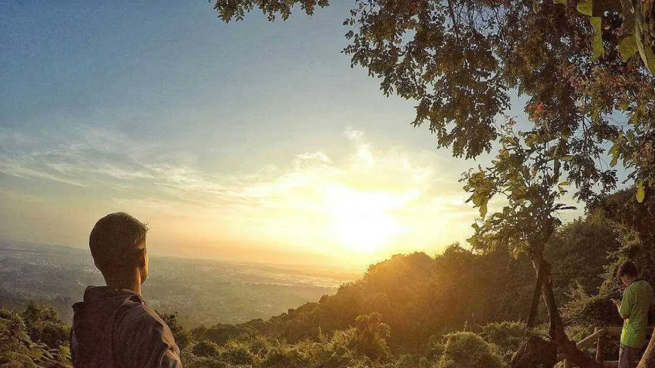 Seorang pendaki berada di Gunung Pinang yang berlokasi di Serang Banten