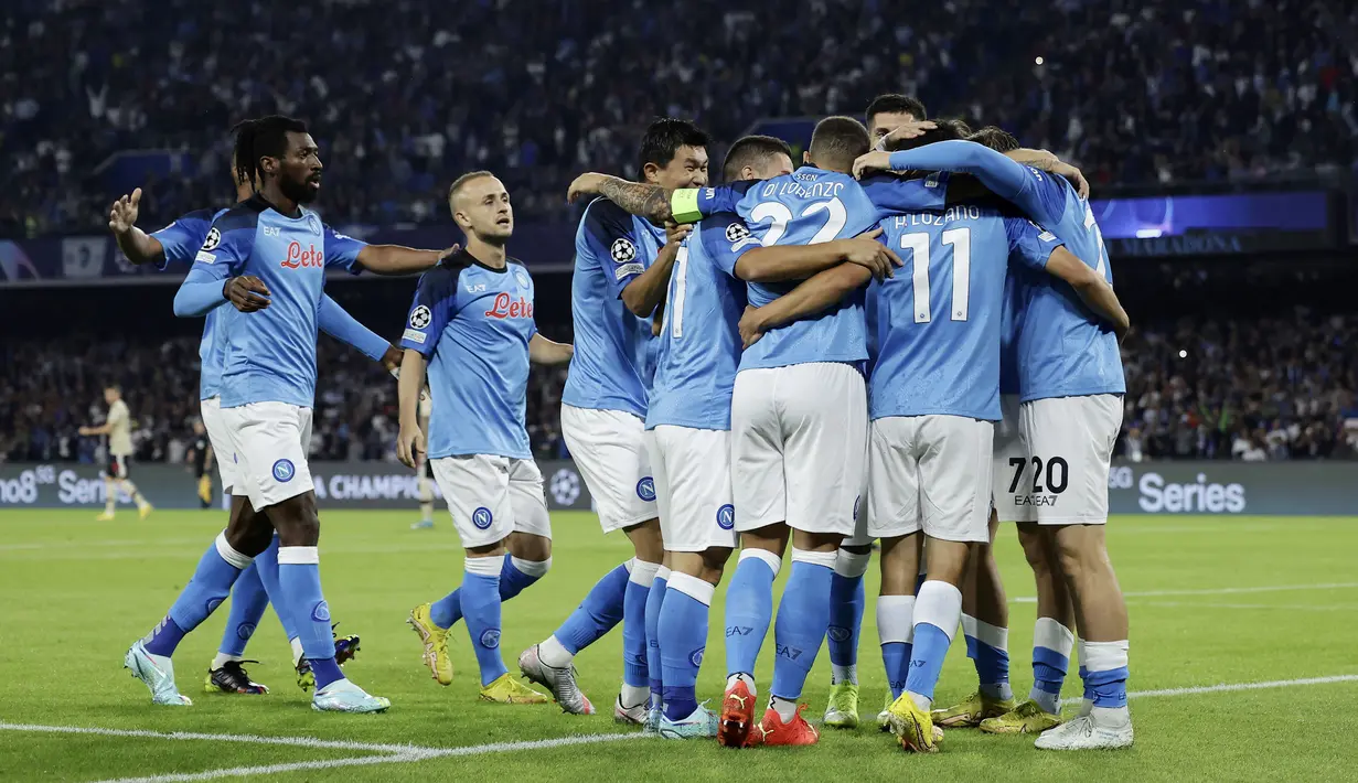 Kemenangan ini memastikan Napoli jadi tim pertama dari Grup A yang lolos ke babak 16 besar Liga Champions dengan menyapu bersih empat pertandingan dengan empat kemenangan dan unggul enam poin dari Liverpool. Sementara Ajax tertahan di peringkat ke-3 dengan tiga poin dari empat laga. (Alessandro Garofalo/LaPresse via AP)