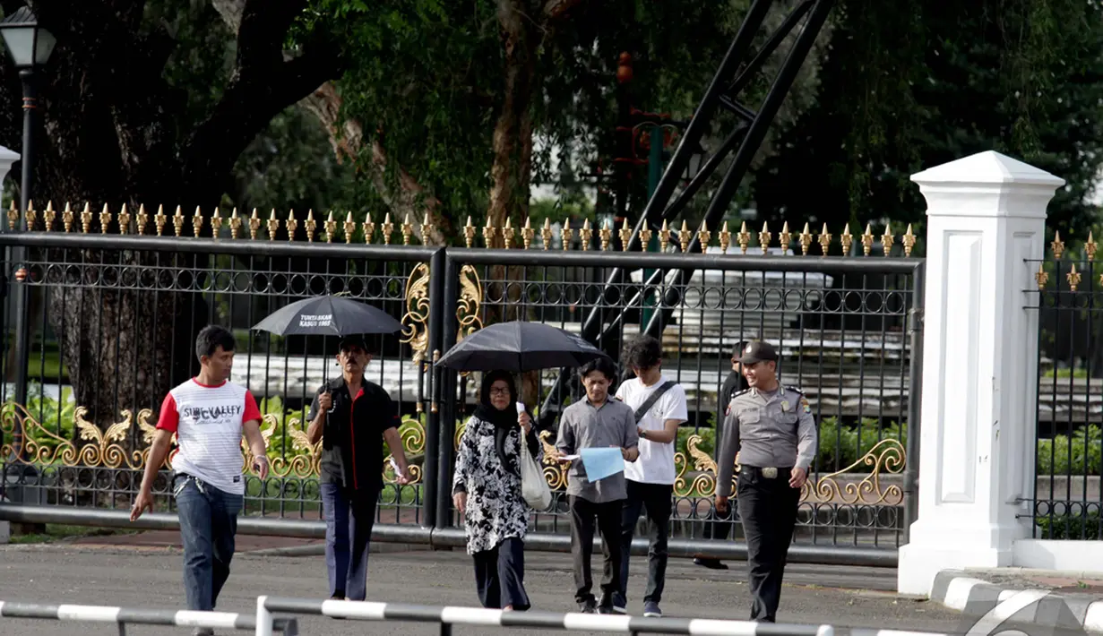  Keluarga korban pelanggaan HAM berharap Presiden Jokowi bisa menuntaskan kasus pelanggran HAM, Istana Merdeka, Jakarta, Kamis (8/1/2015). (Liputan6.com/Faizal Fanani) 