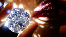 Model memperlihatkan berlian tanpa cela di rumah lelang Sotheby's, London, 8 Februari 2018. Harga berlian itu diperkirakan mencapai US$33 juta (Rp499 miliar) dan akan menjadi rekor tertinggi dari penjualan berlian putih yang pernah ada (AP/Alastair Grant)