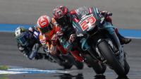 Pembalap Repsol Honda, Marc Marquez, berusaha mengejar Fabio Quartararo, pada MotoGP Thailand di Sirkuit Buriram, Minggu (6/10). Pembalap asal Spanyol itu menyudahi balapan 26 lap dengan catatan waktu 39 menit 36,223 detik. (AP/Gemunu Amarasinghe)