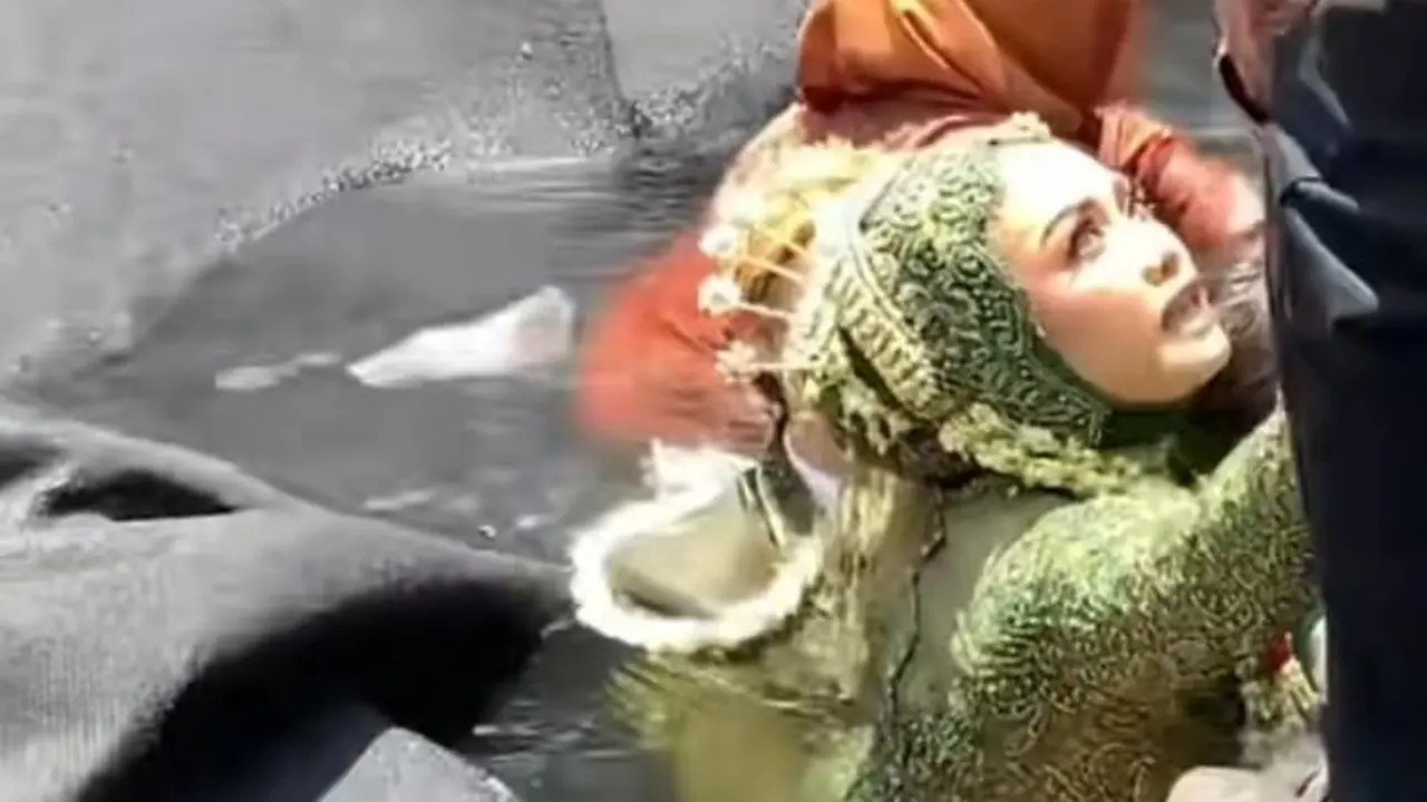 Pengantin yang pelaminanya ambruk saat pemotretan di kolam renang.