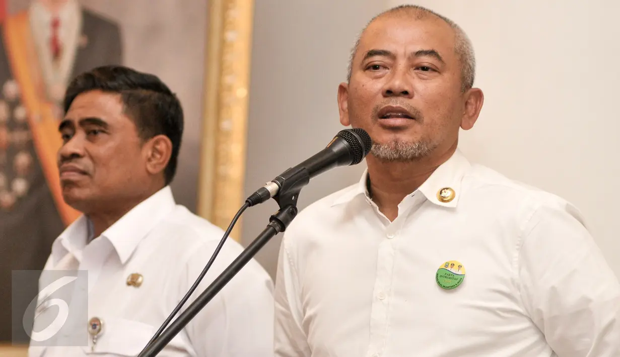 Wali Kota Bekasi Rahmat Effendi saat penyerahan hibah lampu penerangan jalan (armature) di Balai Kota DKI Jakarta, Rabu (25/1). Pemprov DKI menghibahkan 20 ribu armature lampu penerangan jalan umum bekas kepada Pemkot Bekasi. (Liputan6.com/Yoppy Renato)