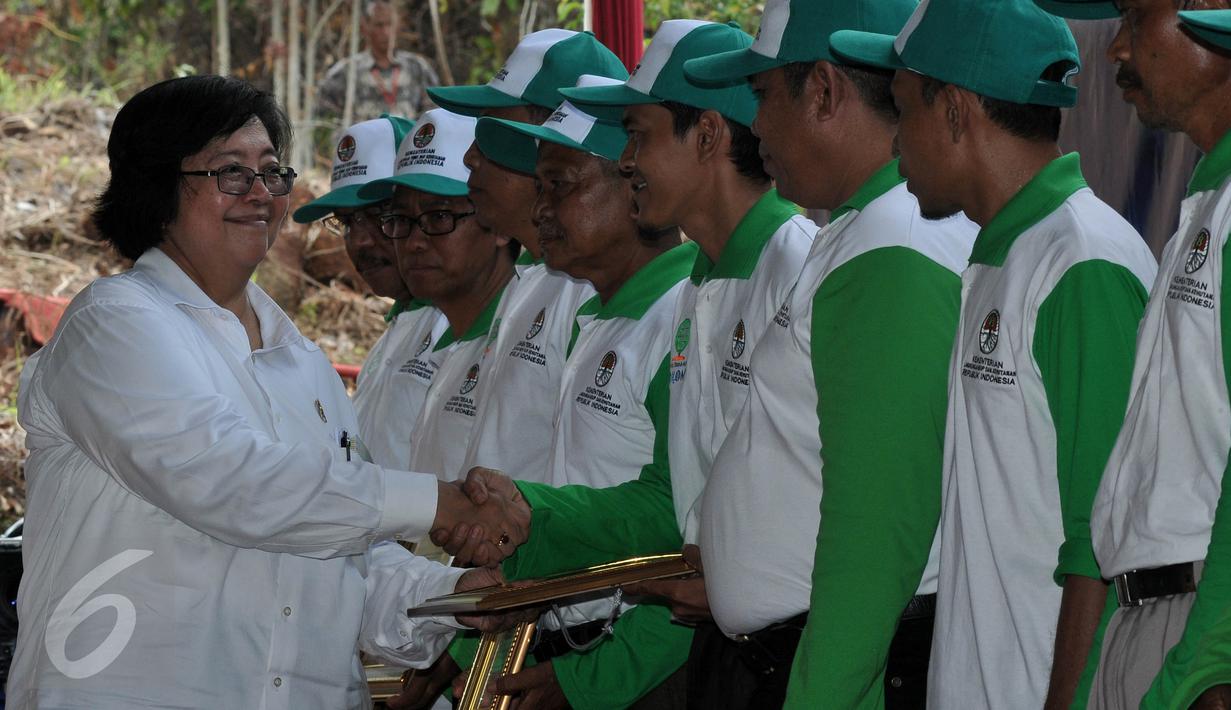 Menteri Siti Nurbaya memberi penghargaan kepada Rakor Perguruan Tinggi, Kelompok Tani/Koprasi dan masyarakat saat peringatan Hari Menanam Pohon Indonesia & Bulan Menanam Pohon Nasional di Tahura Sultan Adam Kalsel, Kamis (26/11) (Liputan6.com/Johan Tallo)