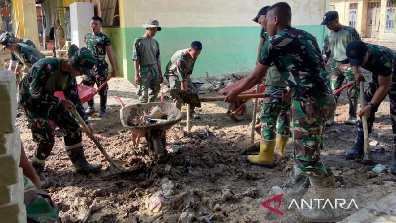 TNI Bersihkan Sekolah Aceh Terdampak Bencana Jelang Semester Baru