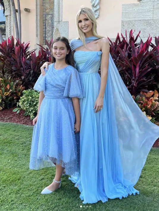 Seringkali Arabella Rose Kushner tampil kompak dengan sang ibunda dalam balutan nuansa gaun yang senada. [Foto: Instagram/ Ivanka Trump]