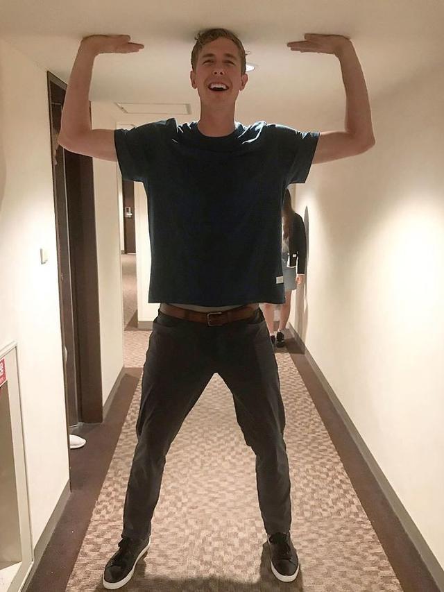 7 Bukti Bahwa Jepang Tidak Dibangun untuk Orang Tinggi