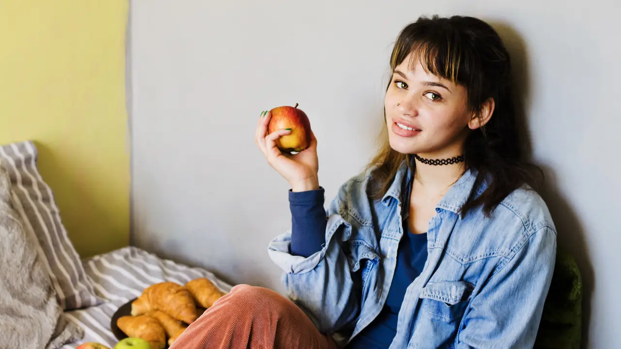wanita makan buah / wanita senang