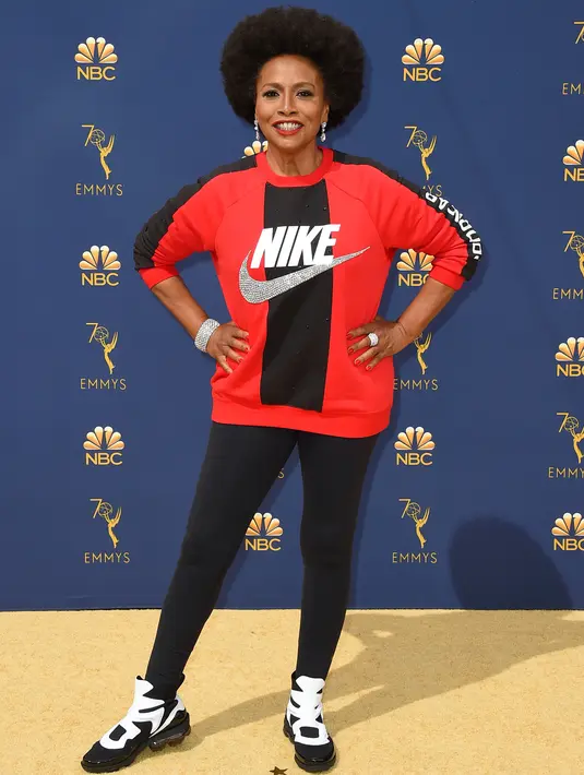 Aktris Jenifer Lewis menghadiri perhelatan akbar Emmy Awards 2018 di Teater Microsoft, Los Angeles, Senin (17/9). Jenifer memakai sweater dari brand Nike demi menunjukkan dukungannya kepada mantan pemain NFL, Colin Kaepernick. (Jordan Strauss/Invision/AP)