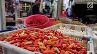 Harga cabai rawit merah mengalami kenaikan harga sebesar Rp 20 ribu hingga Rp 30 ribu per kilogram. Jika sebelumnya dijual Rp 30 ribu hingga Rp 35 ribu, kini harga cabai berkisar Rp 55 ribu hingga Rp 60 ribu per kilogram. (Liputan6.com/Angga Yuniar)