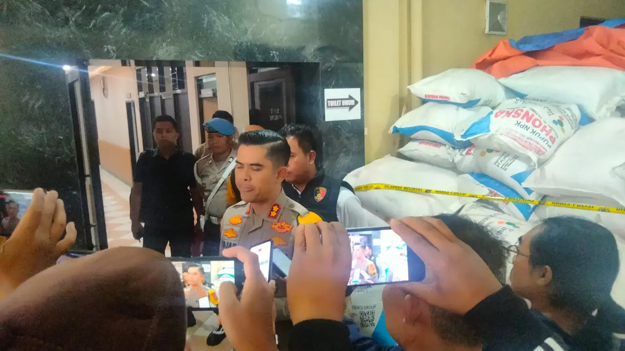 Polres Garut, Jawa Barat, berhasil meringkus A (49), oknum pedagang pupuk bersubsidi yang diduga memperjualbelikan pupuk bersubsi jenis Urea dan NPK Phonska, di atas HET. (Liputan6.com/Jayadi Supriadin)