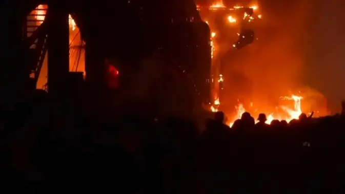 Kericuhan di Polda Metro Jaya Memanas, Halte Transjakarta Dibakar Massa