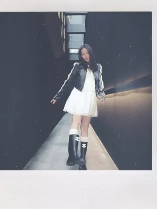 Sempurnakan tampilan ala biker girl-nya, Ayu Ting-Ting menggenakan boots Chanel seharga Rp54 jutaan [@ayutingting92]