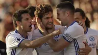Bek Chelsea Marcos Alonso bersama rekan-rekannya merayakan gol ke gawang Bournemouth dalam lanjutan Liga Inggris di Vitality Stadium, Sabtu (8/4/2017) malam WIB. Chelsea menang 3-1 (AP Photo/Matt Dunham)