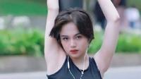 Berpose dengan bersandar di sebuah tiang, Jeje Slebew mengenakan crop top hitam dipadukan celana putih. (Foto: Instagram/@jejelincessofficial)