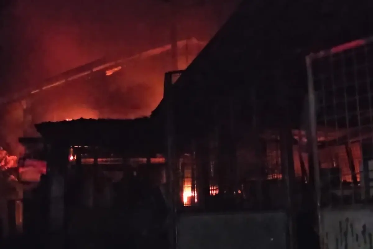 Kebakaran melanda pabrik mainan di Jalan Ladang, Kecamatan Medan Johor. (Liputan6.com/Reza)