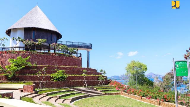 Presiden Joko Widodo (Jokowi) meresmikan Puncak Waringin dan Goa Batu Cermin sebagai dua dari sekian banyak spot pariwisata unggulan di Labuan Bajo. (Dok Kementerian PUPR)