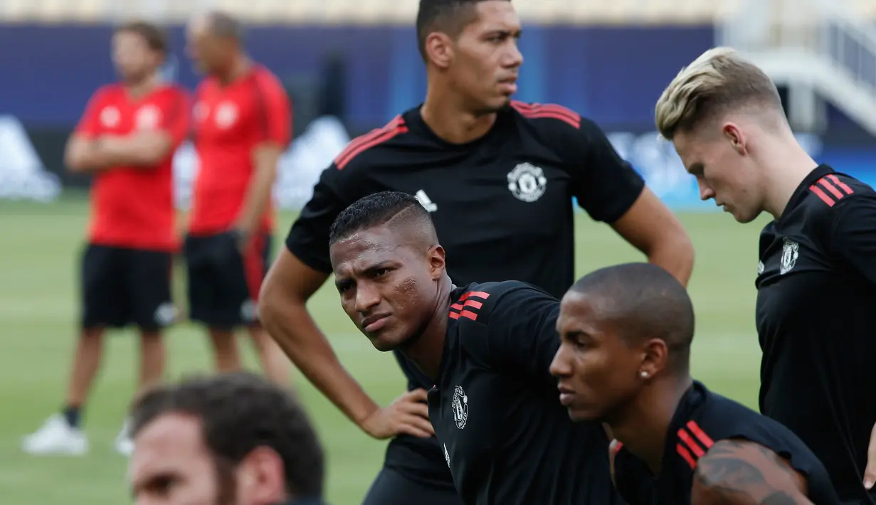 Para pemain Manchester United saat mengikuti sesi latihan di Philip II Arena di Skopje, Macedonia, (7 /8). MU akan bertanding melawan Real Madrid pada final Piala UEFA Super Cup 2017. (AP Photo / Boris Grdanoski)