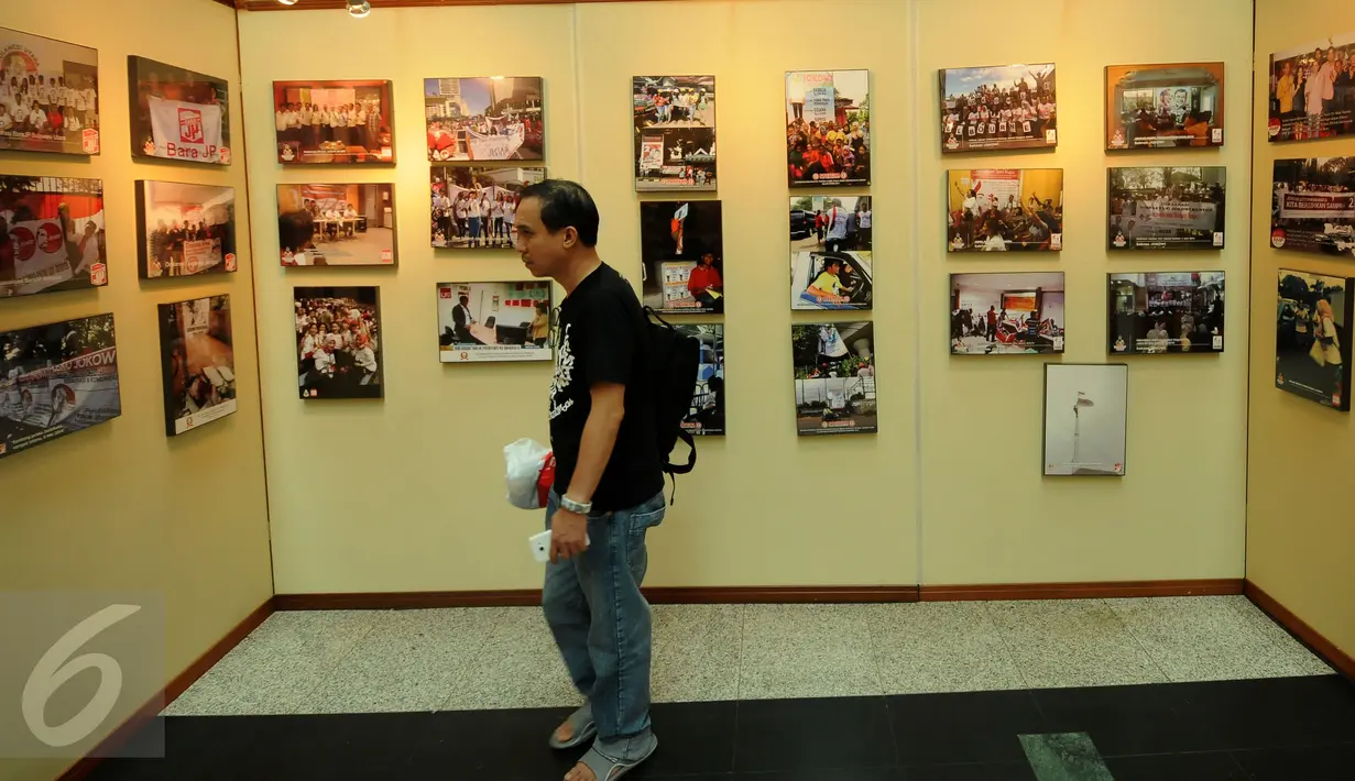 Pengunjung melihat-lihat koleksi foto relawan Jokowi yang dipamerkan di Plaza Atrium Senen, Jakarta, Sabtu (23/4/2016). Hingga 29 April mendatang, Relawan Jokowi menggelar pameran foto dukungan dan diskusi. (Liputan6.com/Helmi Fithriansyah)