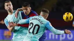 Bek Barcelona, Joao Cancelo (tengah) berebut bola dengan dua pemain Mallorca, Matija Nastasic (kiri) dan Giovanni Gonzalez pada laga pekan ke-28 LaLiga 2023/2024 yang berlangsung di Olimpic Lluis Companys Stadium, Barcelona, Sabtu (9/3/2024) dini hari WIB. (AP Photo/Joan Monfort)