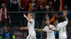 Pemain Real Madrid Toni Kroos (kiri) merayakan dengan rekan setimnya setelah mencetak gol ke gawang Galatasaray pada laga Liga Champions di Istanbul, Turki, Selasa (22/10/2019). Real Madrid mengalahkan Galatasaray lewat gol tunggal Toni Kroos. (AP Photo)