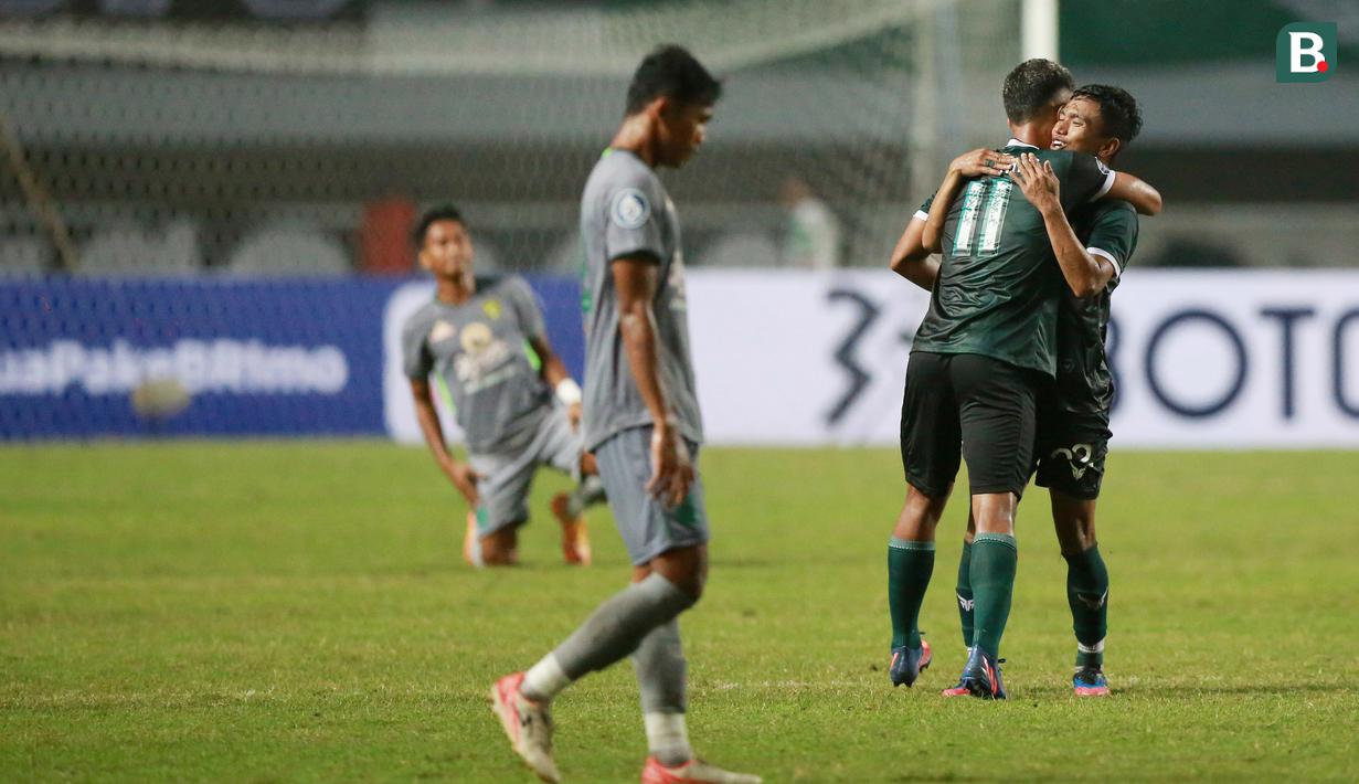 Pemain Persikabo 1973, Gustavo Tocantins dan Gilang Ginarsa merayakan kemenangan atas Persebaya Surabaya usai laga pekan pertama BRI Liga 1 2022/2023 antara Persikabo 1973 melawan Persebaya Surabaya di Stadion Pakansari, Bogor, Senin (25/7/2022) malam WIB. (Bola.com/M Iqbal Ichsan)