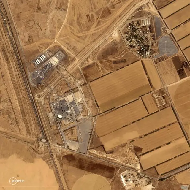 Gambar satelit yang diperoleh dari Planet Labs PBC dan diambil pada tanggal 3 Mei 2024, menunjukkan pemandangan luas perbatasan Kerem Shalom antara Israel dan Jalur Gaza. (AFP)