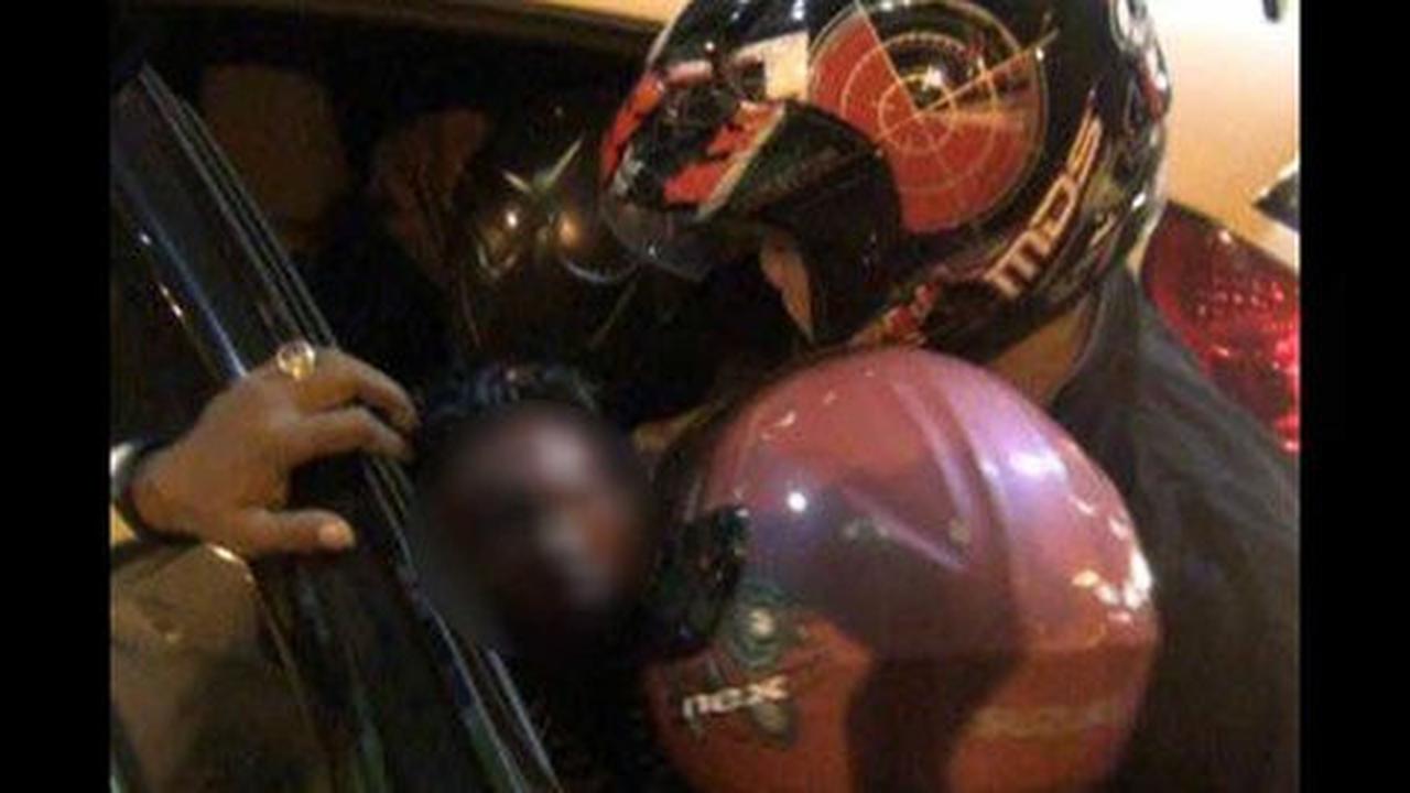 Dilapori kecelakaan korban sekarat, polisi malah asik makan & santai