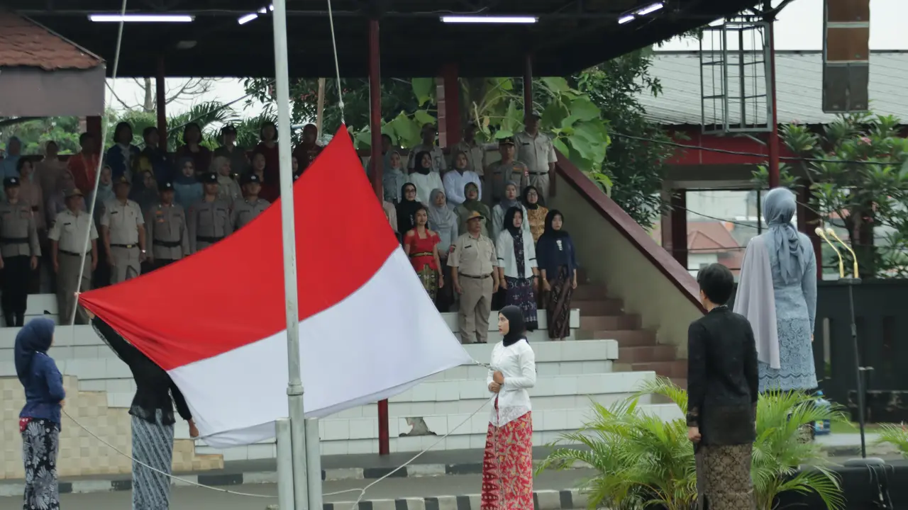 Semarak Hari Kartini 2025, Sepolwan Lemdiklat Polri menggelar Upacara Pola Pengasuhan Berkebaya dan Defile Kebaya Sepolwan Kepada Serdik Sepolwan Angkatan 57 di Lapangan Sepolwan, Ciputat.