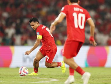 Pemain Timnas Indonesia, Asnawi Mangkualam menguasai bola saat menghadapi Irak pada laga Grup F putaran kedua Kualifikasi Piala Dunia 2026 zona Asia antara Timnas Indonesia menghadapi Irak di Stadion Utama Gelora Bung Karno (SUGBK), Senayan, Jakarta, Kamis (6/6/2024). (Bola.com/M Iqbal Ichsan)
