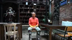 Foto yang diambil pada 4 April 2018 memperlihatkan pendaki difabel asal China Xia Boyu (69) selama wawancara di Bhaktapur, Kathmandu. Xia Boyu kehilangan kedua kakinya akibat serangan radang dingin di Everest empat dasawarsa silam. (AFP/PRAKASH MATHEMA)